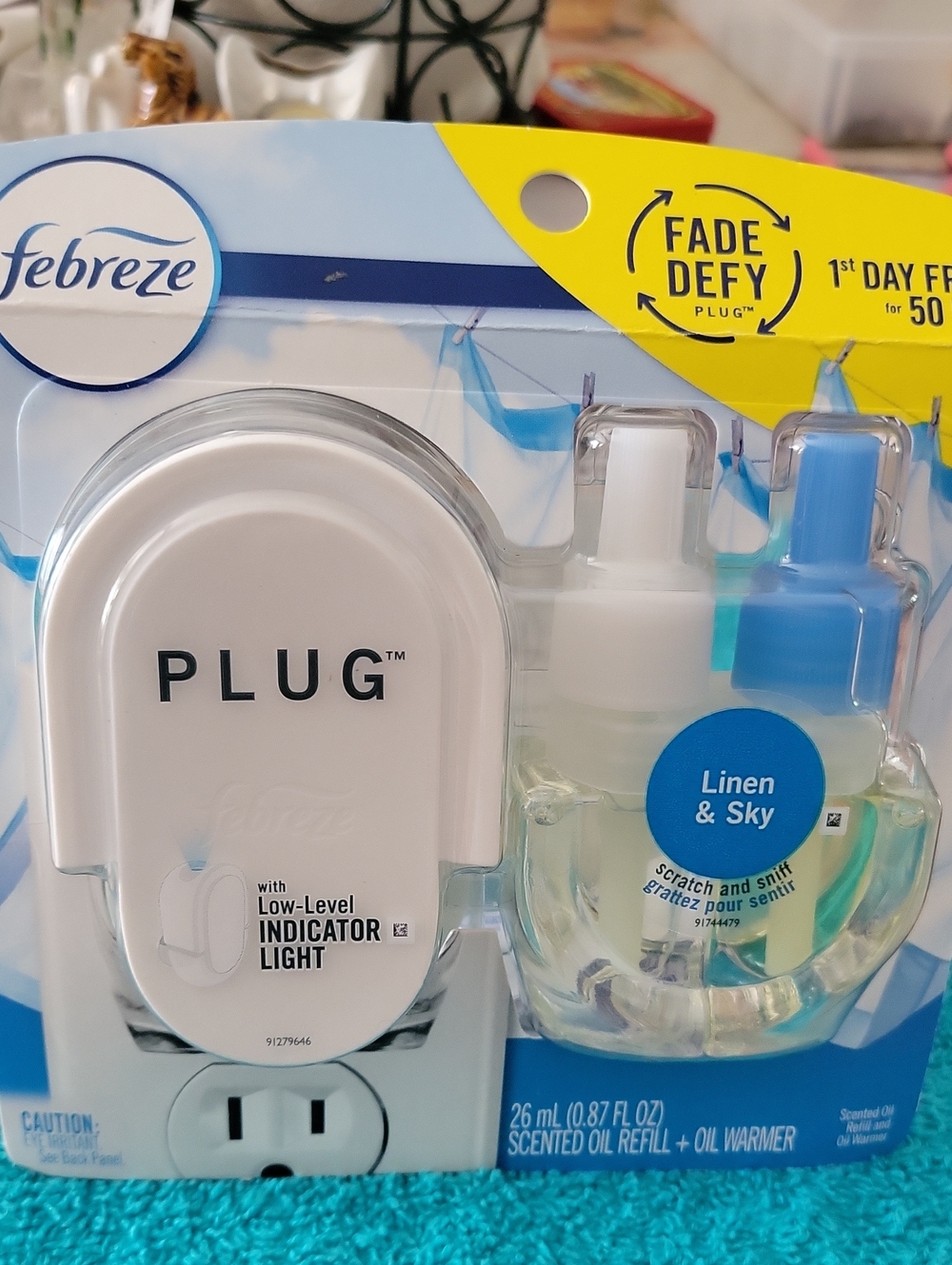 Febreze White and Blue Plug-In Scented Oil Warmer - Linen & Sky